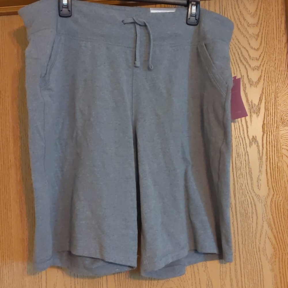 Gray Bermuda shorts with pockets